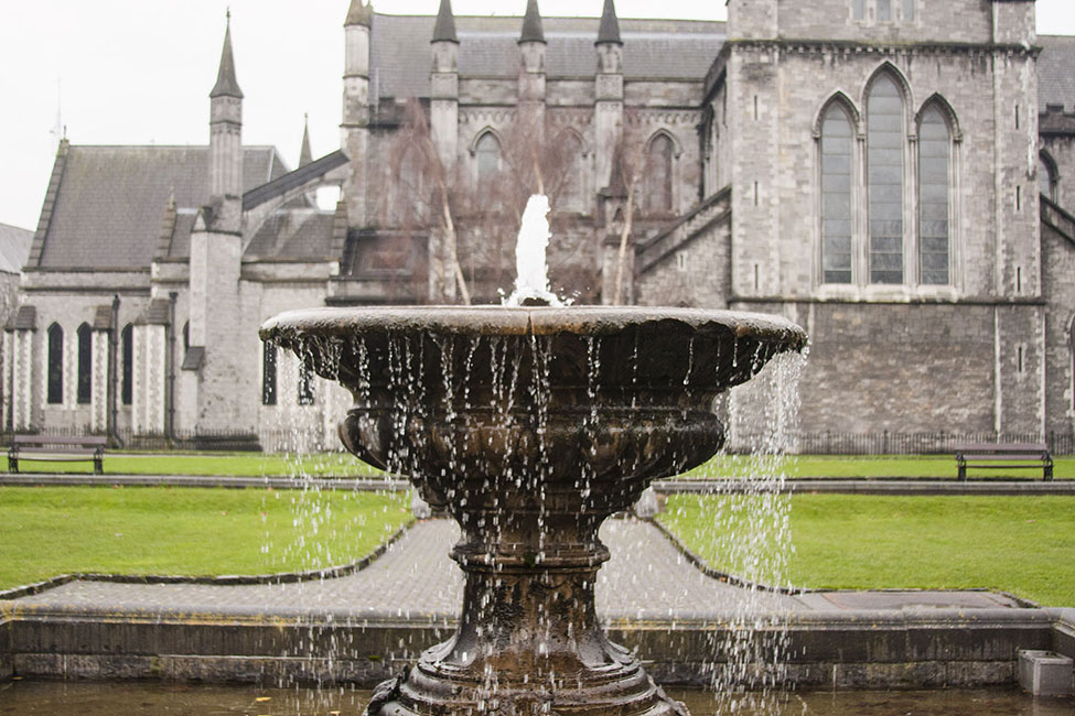 Il cielo di Irlanda ti copre di verde e ti annega di blu